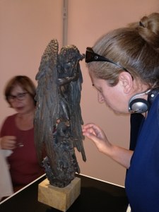 Una afiliada conociendo al tacto una escultura de un ángel