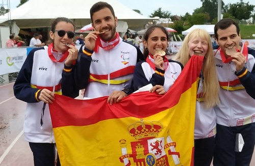 Nagore Folgado (en el centro) entre cuatro de sus compañeros, también galardonados, mordiendo sus respectivas medallas