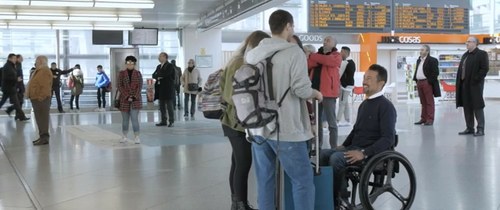 Pasajeros en una estación de tren