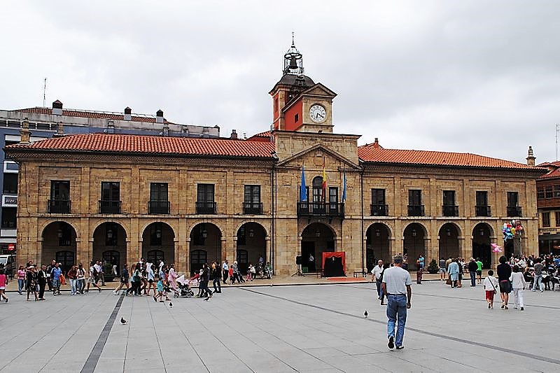 Plaza y fachada principal del Ayuntamiento de Avilés