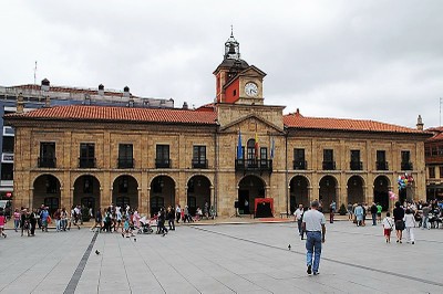 Plaza y fachada principal del Ayuntamiento de Avilés