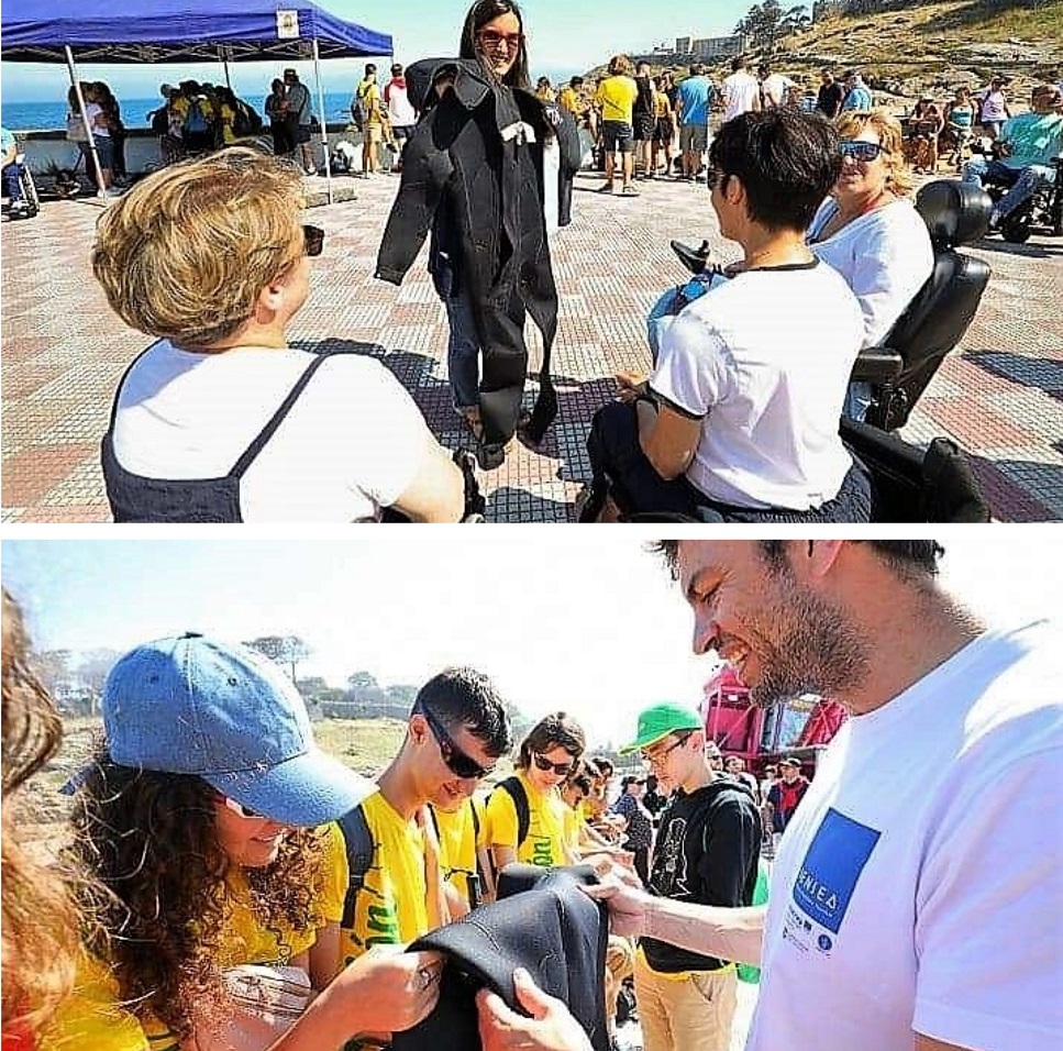 Un grupo de personas en silla de ruedas (arriba) y otro de personas ciegas conociendo de primera mano cómo es un traje de neopreno