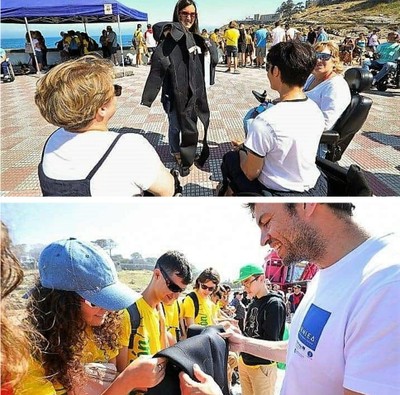 Un grupo de personas en silla de ruedas (arriba) y otro de personas ciegas conociendo de primera mano cómo es un traje de neopreno