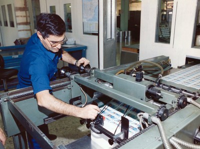Un operario trabajando en una de las máquinas de la Imprenta del Cupón