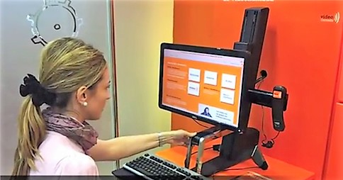 Una empleada de Bankinter en su puesto de trabajo adaptado para una persona con discapacidad