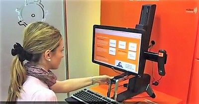 Una empleada de Bankinter en su puesto de trabajo adaptado para una persona con discapacidad