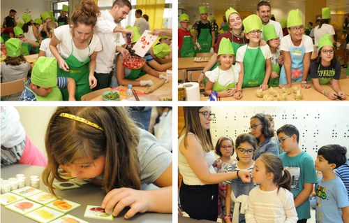 Arriba durante el curso de cocina, y abajo en el Museo Tiflológico.