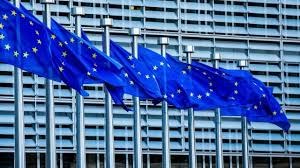 Fachada con bandera de la UE del edificio de la Comisión Europea