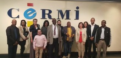 Foto familia de la delegación sudafricana con los representantes del CERMI