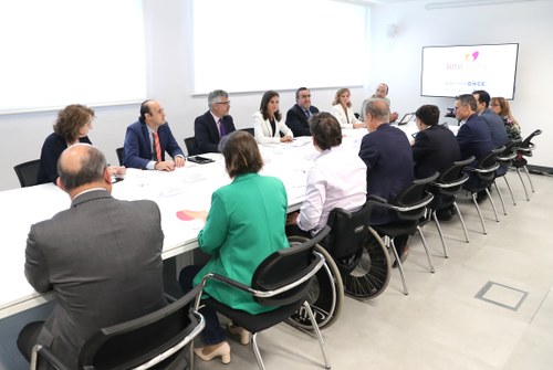 Momento de la reunión informativa con la reina