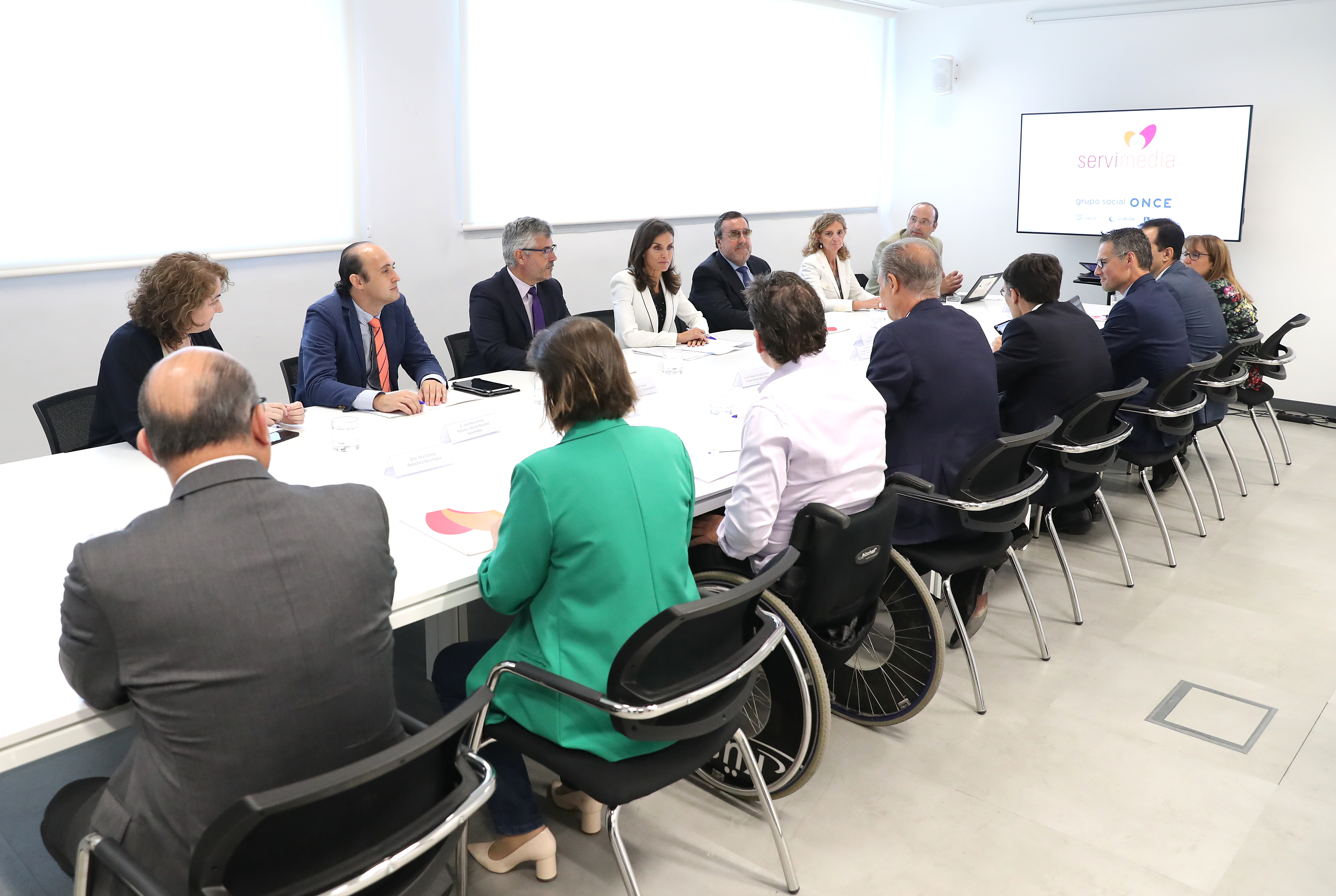 Momento de la reunión informativa con la reina