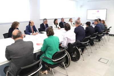 Momento de la reunión informativa con la reina