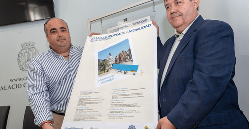 Miguel Paraíso (dcha.), junto a Torralba, muestra el cartel de la Semana Europea de la Movilidad