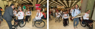 A la izquierda el presidente del CPE, Miguel Carballeda, saluda a los jugadores a su llegada a Madrid. A la izquierda, Óscar Trigo con el trofeo en sus manos y detrás el equipo saliendo por la terminal del aeropuerto madrileño.