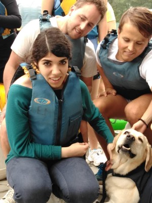 Uno de los perros junto a su usuaria y sus compañeros
