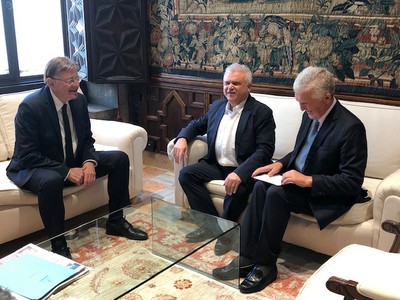 Encuentro entre Ximo Puig, a la izquierda, y los responsables de la ONCE, Enrique Llín y José Manuel Pichel