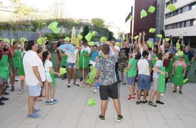 Tirando los gorros al aire para terminar la actividad