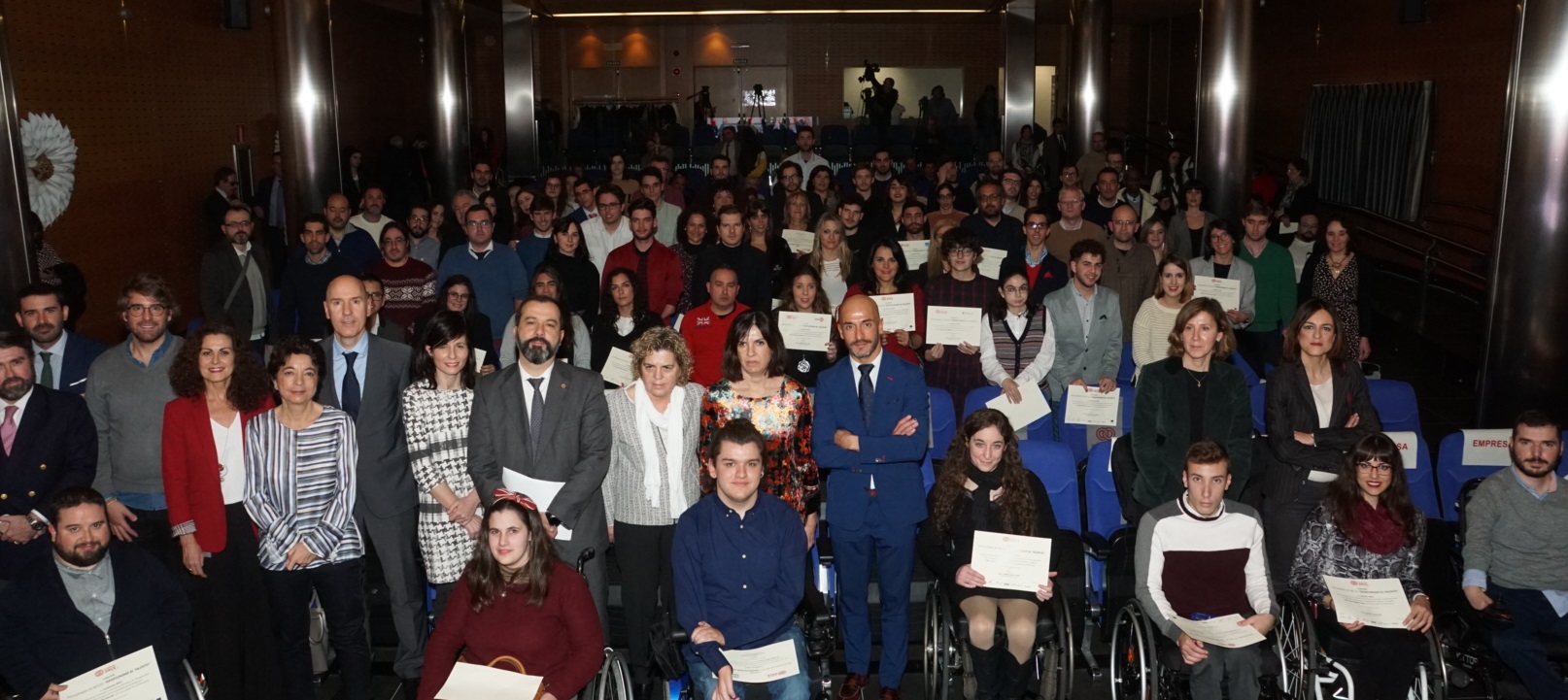 Foto de familia de los becados en ediciones anteriores, junto a responsables de Fundación ONCE y de la administración