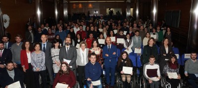 Foto de familia de los becados en ediciones anteriores, junto a responsables de Fundación ONCE y de la administración