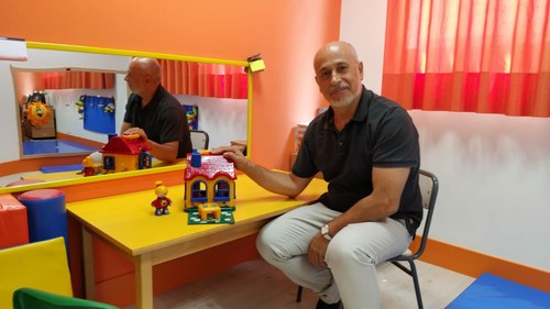 Francisco López Montellano en una sala de 'atención temprana' en el CRE Madrid 
