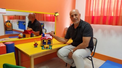 Francisco López Montellano en una sala de 'atención temprana' en el CRE Madrid 