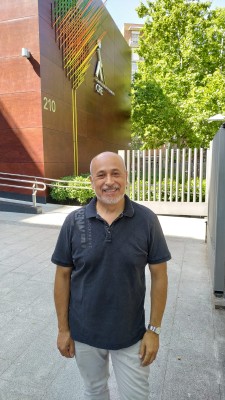 Francisco López Montellano posa en la entrada del CRE Madrid