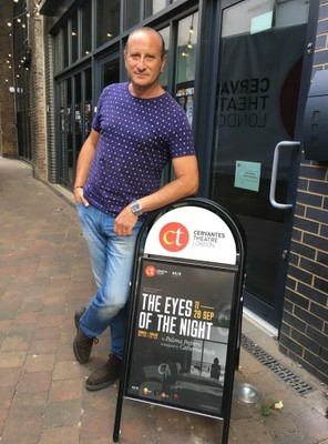 Josema en la puerta del Cervantes Theatre junto al cartel de la obra