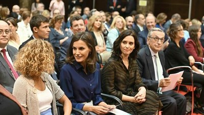 La reina dialoga con Batet, junto a Díaz Ayuso, en el acto de presentación de la guía (Foto EFE)