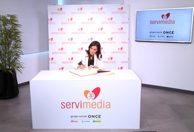 La reina firma en el Libro de Honor de Servimedia