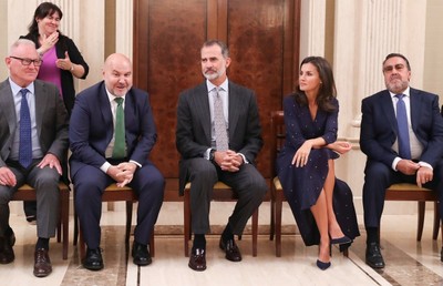 Los reyes conversan con los representantes de las personas con discapacidad, flanqueados por los presidentes del CERMI, Luis Cayo Pérez (a la izquierda) y Grupo Social ONCE, Miguel Carballeda (FOTO: © Casa de S.M. el Rey)