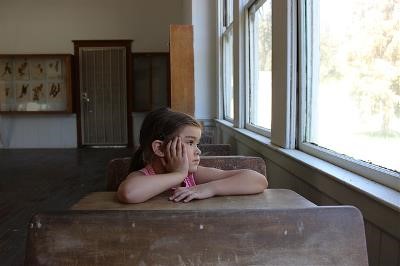Niña en un pupitre de colegio