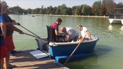 Usuario de silla de ruedas motorizada subiendo a una de las embarcaciones