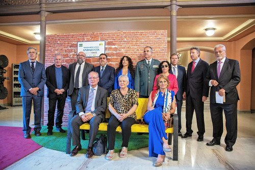 Foto de familia de autoridades y premiados en la gala 
