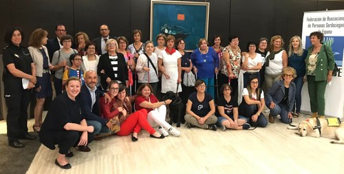 Foto grupo de asistentes y ponentes en el III Encuentro Estatal de mujeres sordociegas