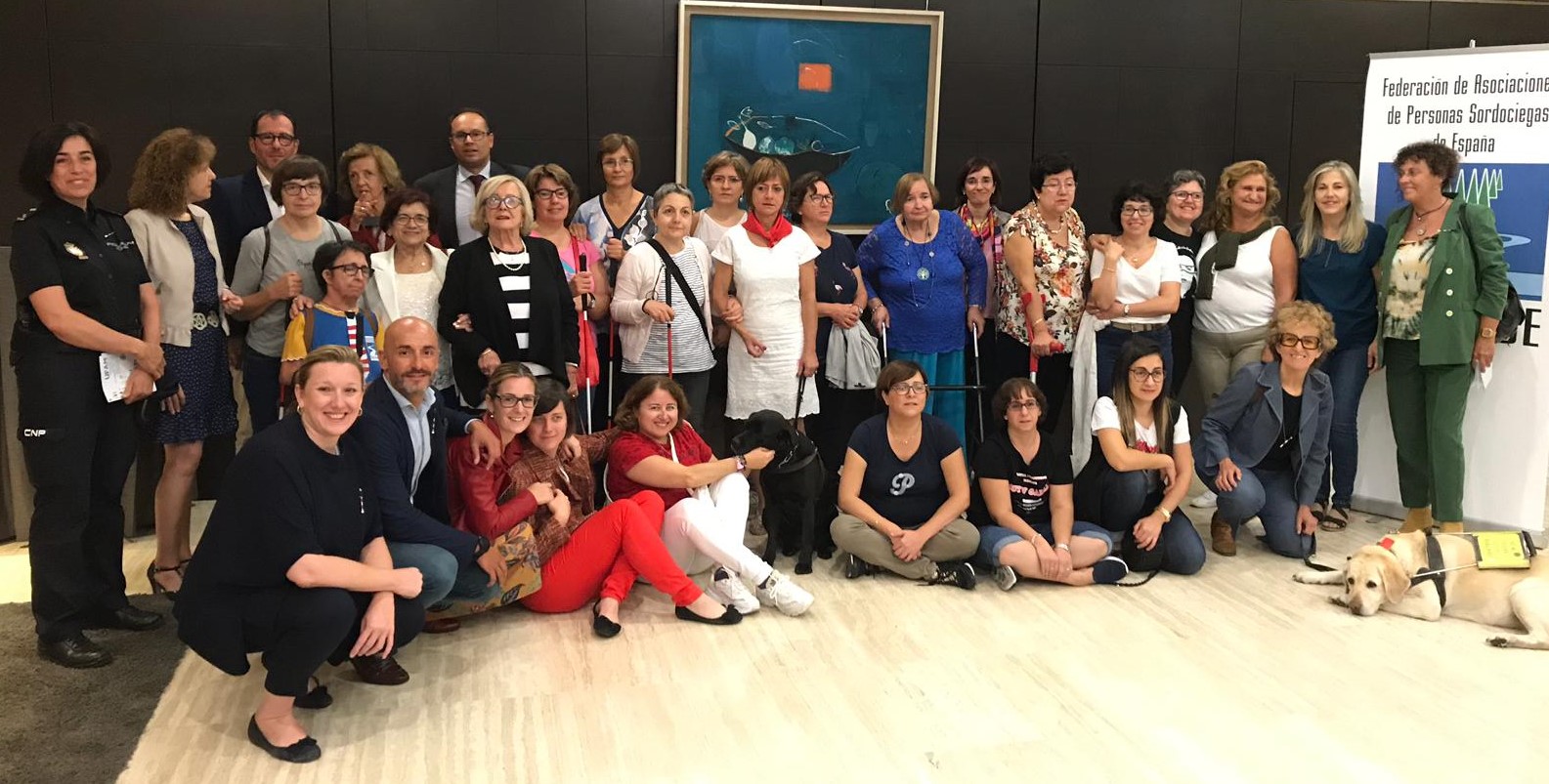 Foto grupo de asistentes y ponentes en el III Encuentro Estatal de mujeres sordociegas