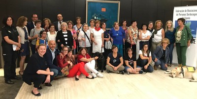 Foto grupo de asistentes y ponentes en el III Encuentro Estatal de mujeres sordociegas