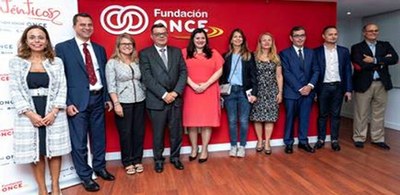 Foto de familia de la delegación rumana y los responsables de Fundacion ONCE