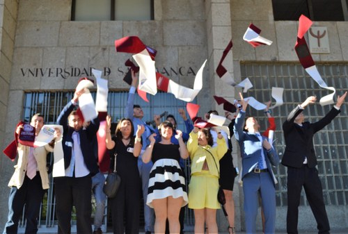 Alumnos del pasado curso (2018-2019) festejan, tras obtener su título, a finales de junio de este año