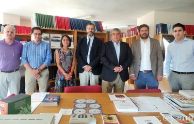 Antonio Hidalgo (tercero por la derecha), junto al resto de la comitiva de la visita, en la Biblioteca de la Territorial ONCE