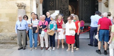 El grupo de afiliados y afiliadas a las puertas de la mezquita-catedral