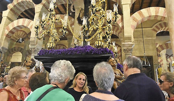 La comisaria Saray Herrera (en el centro) explica al grupo de afiliados las características de uno de los pasos expuestos