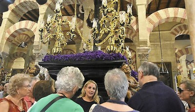 La comisaria Saray Herrera (en el centro) explica al grupo de afiliados las características de uno de los pasos expuestos