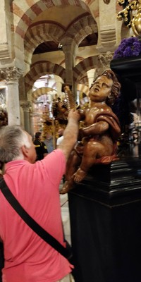Otro afiliado reconociendo al tacto uno de los angelotes