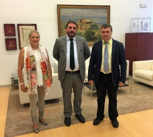 De izquierda a derecha, Pilar Herrero, el presidente Hualde y Valentín Fortún