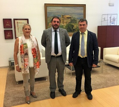 De izquierda a derecha, Pilar Herrero, el presidente Hualde y Valentín Fortún