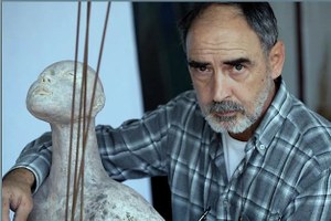El autor junto a una de sus esculturas