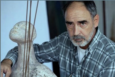 El autor junto a una de sus esculturas