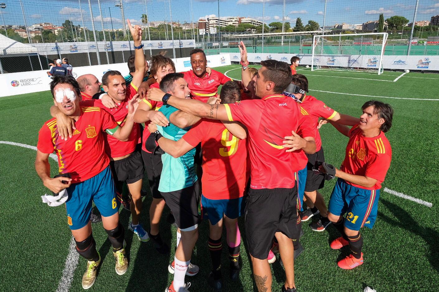 El equipo español se abraza, en el centro del campo, tras imponerse en la final