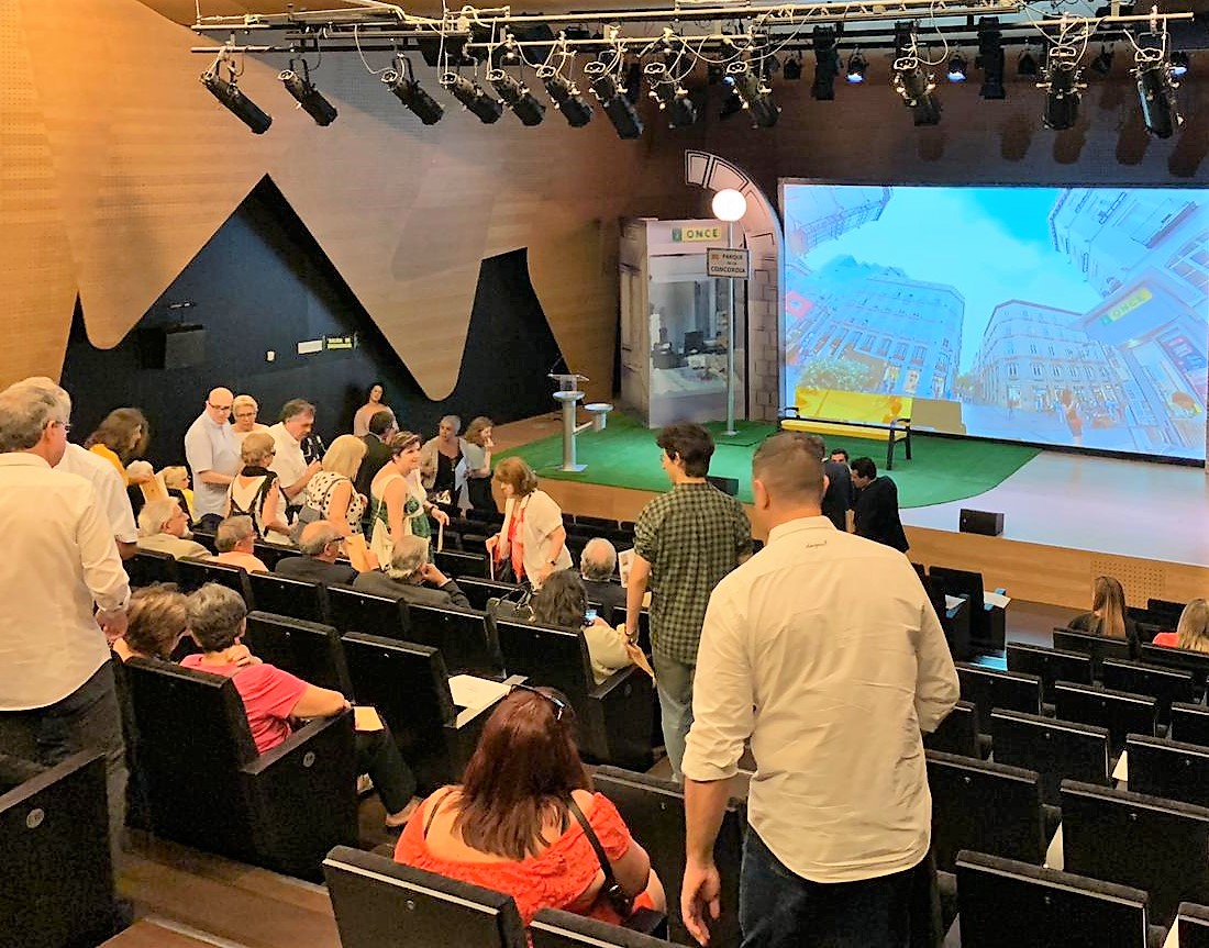 El público comienza a llenar el Caixafórum de Zaragoza antes de iniciarse el acto