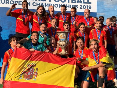 El seleccionado al completo posa con la Copa tras imponerse en la final